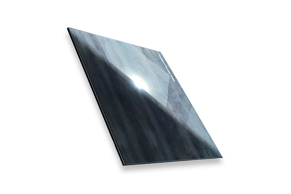 Schräge Aufnahme einer reflektierenden Glasplatte mit glänzender Oberfläche und moderner Struktur
