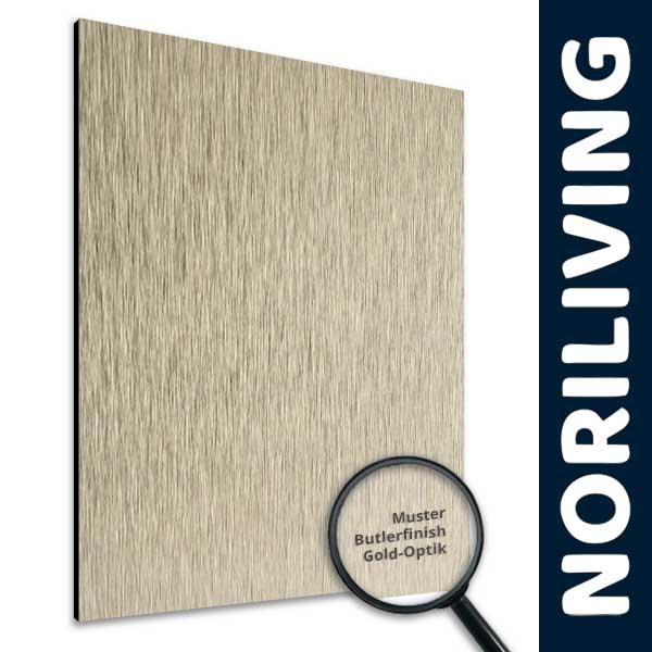 Nahaufnahme einer Musterplatte mit texturiertem Butlerfinish in Gold-Optik, Markenname Noriliving sichtbar